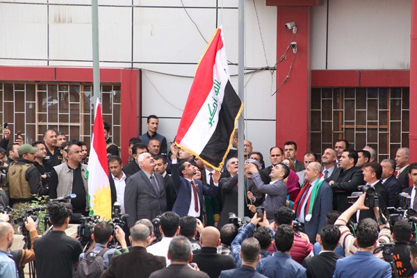 رفع علمي العراق وكوردستان أمام مبنى محافظة كركوك 